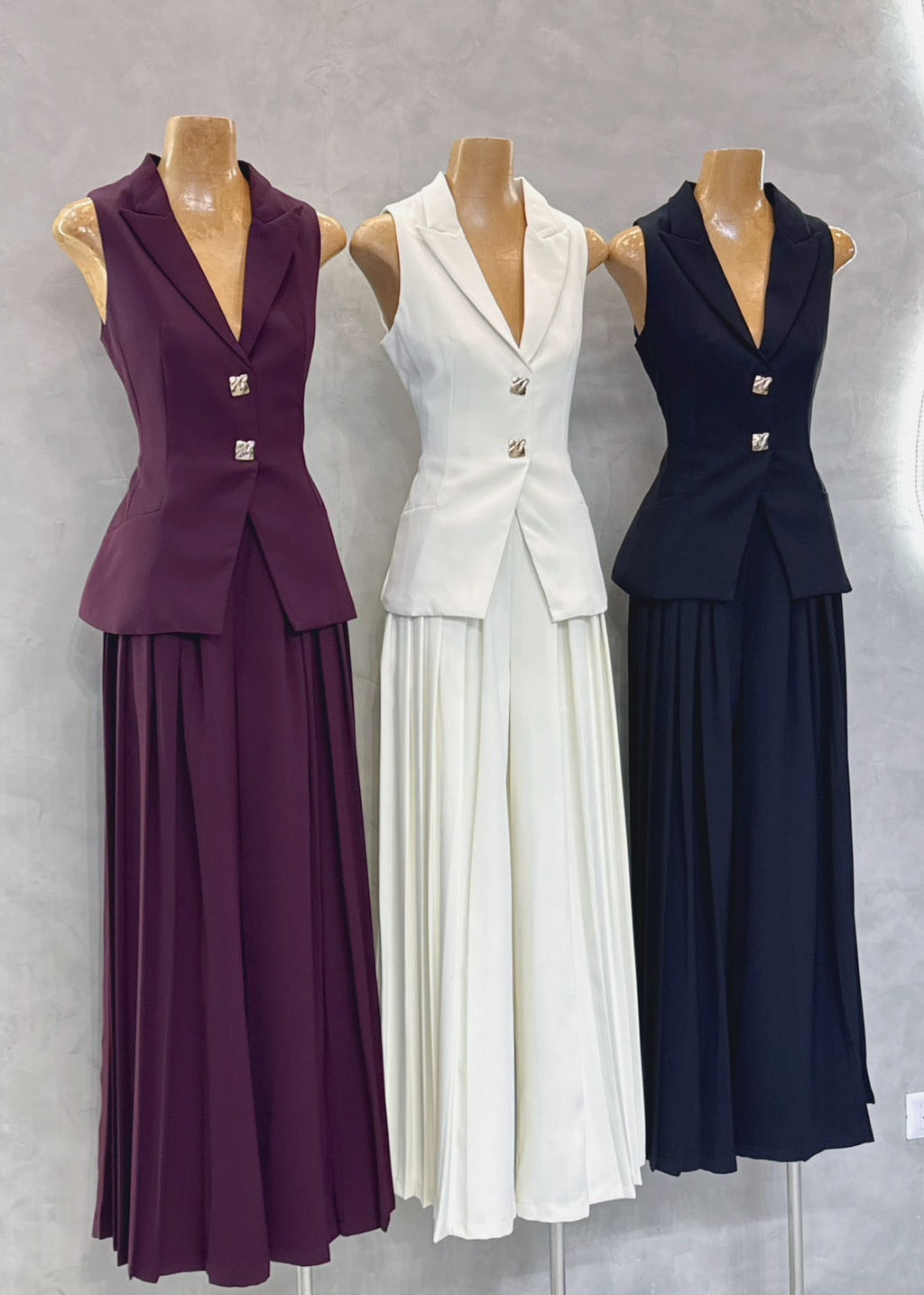COMING SOON / ADR Sleeveless V Neck Top With Pleated Pant Set In Maroon