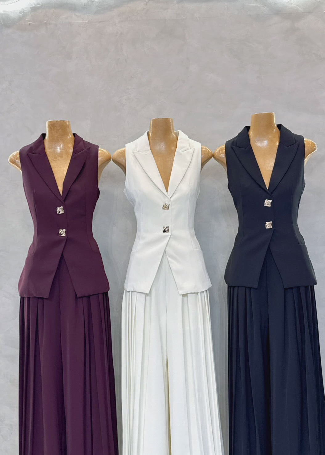 COMING SOON / ADR Sleeveless V Neck Top With Pleated Pant Set In Maroon