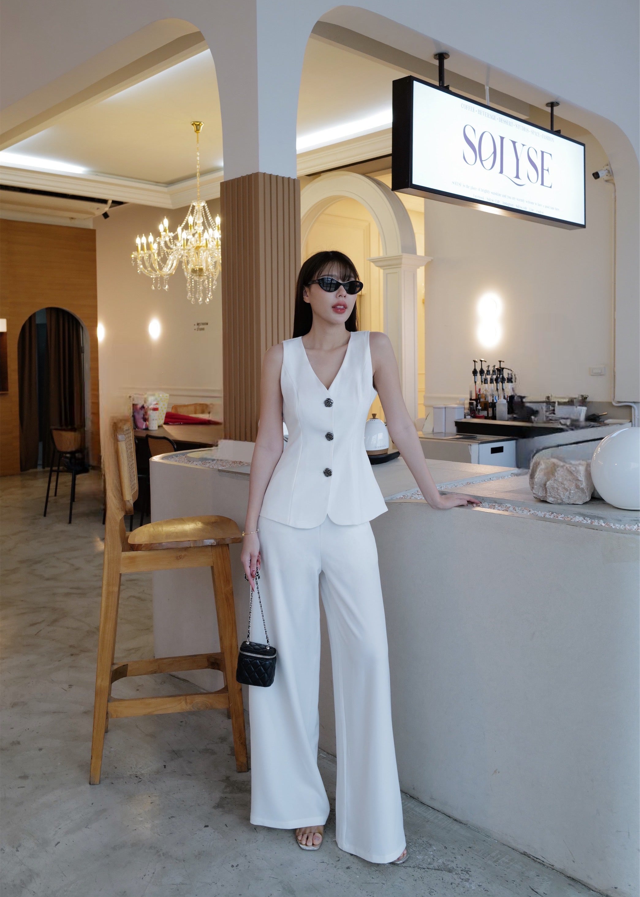 4790 Sleeveless V-Neck Waistcoat Set In White