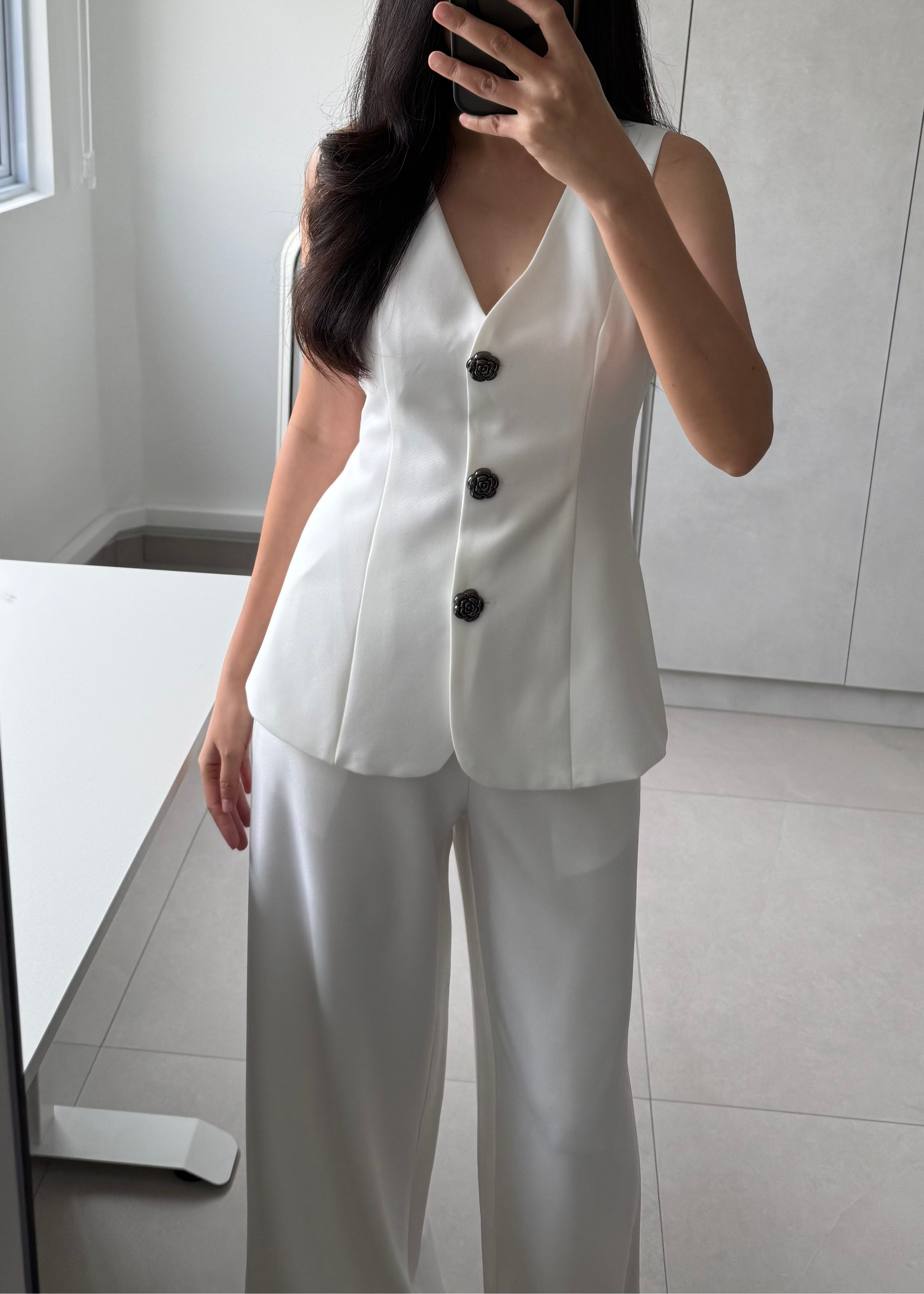 4790 Sleeveless V-Neck Waistcoat Set In White