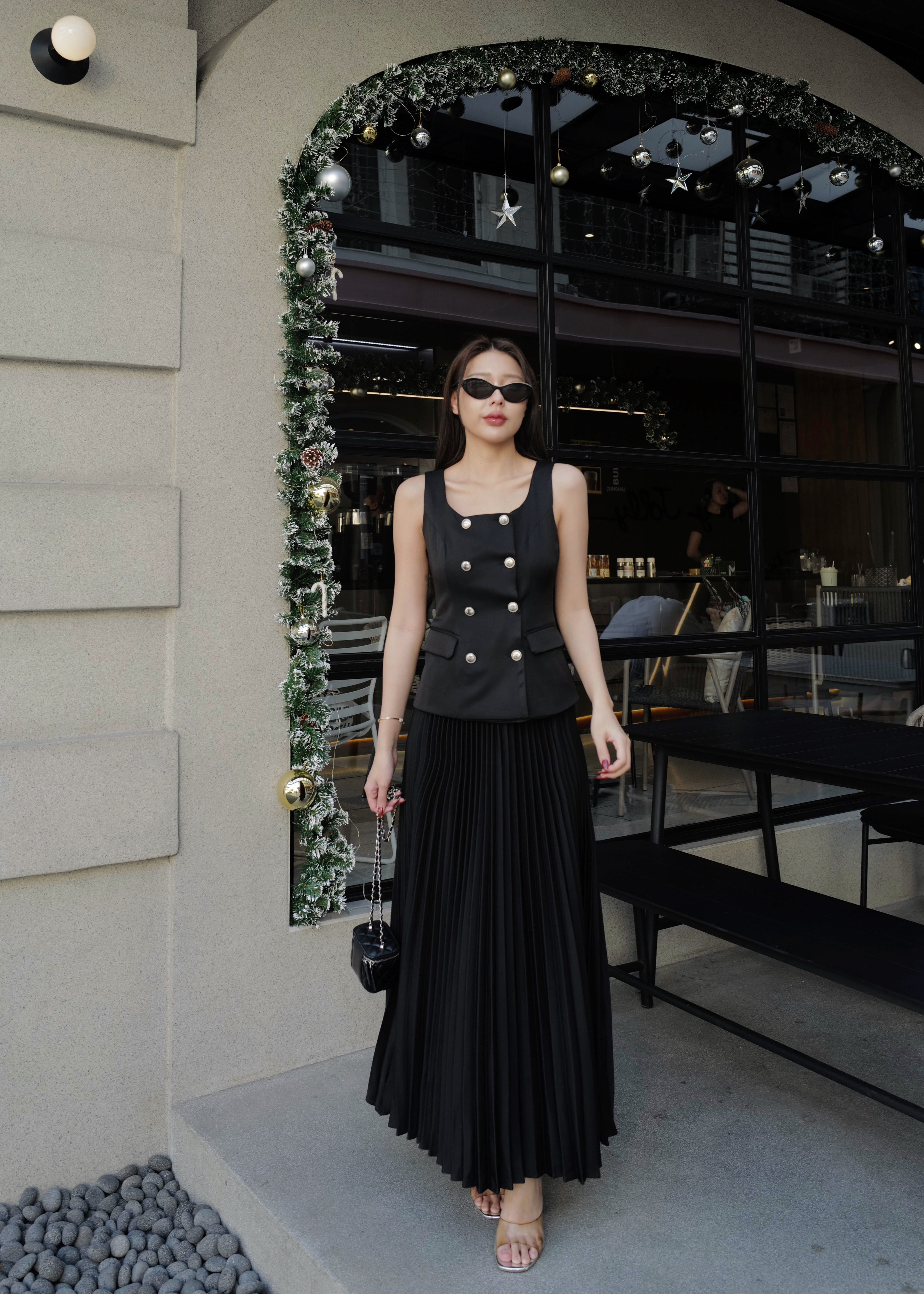 4743 Waistcoat With Pleated Skirt In Black