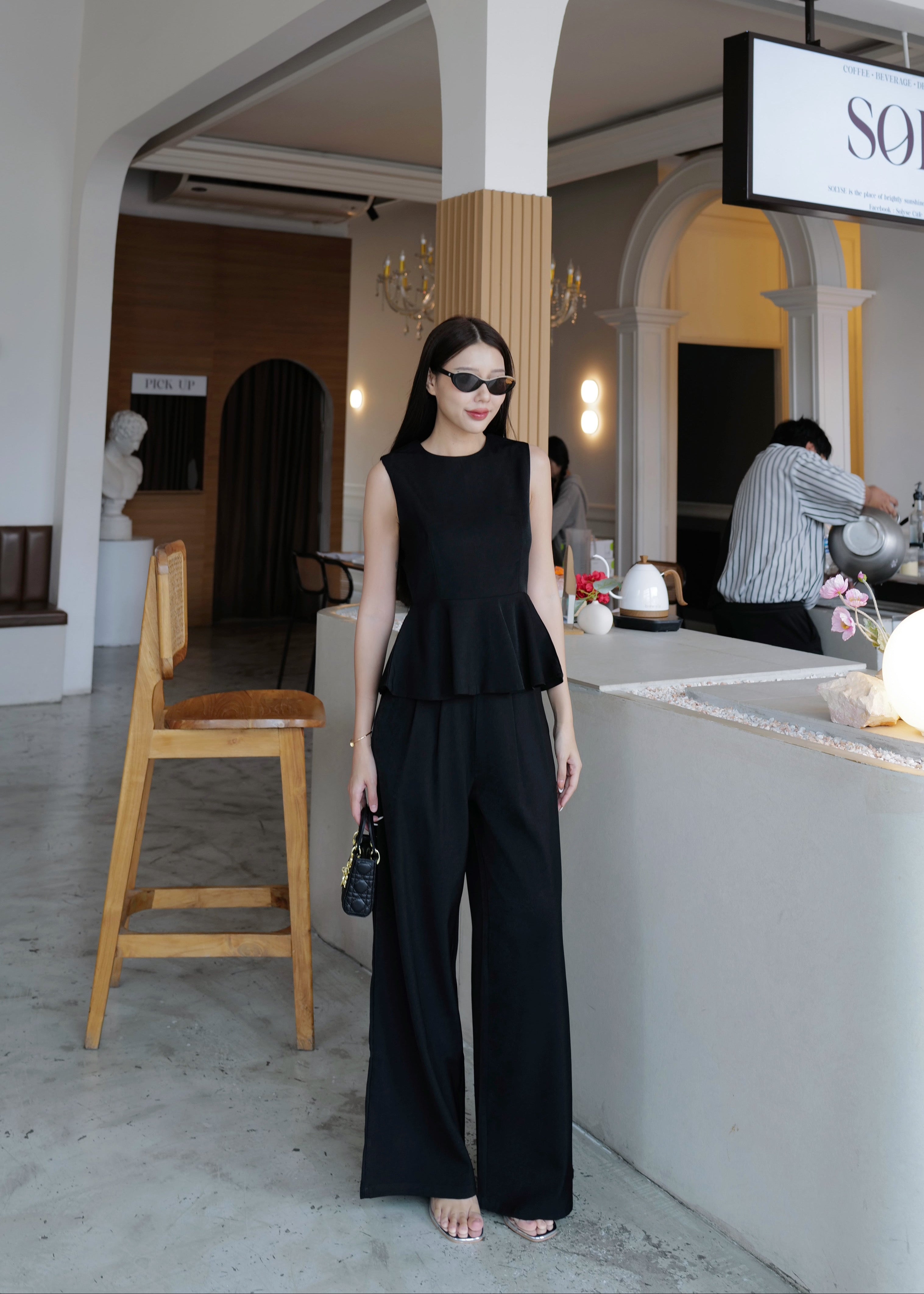 5195 Sleeveless Round Neck Set in Black