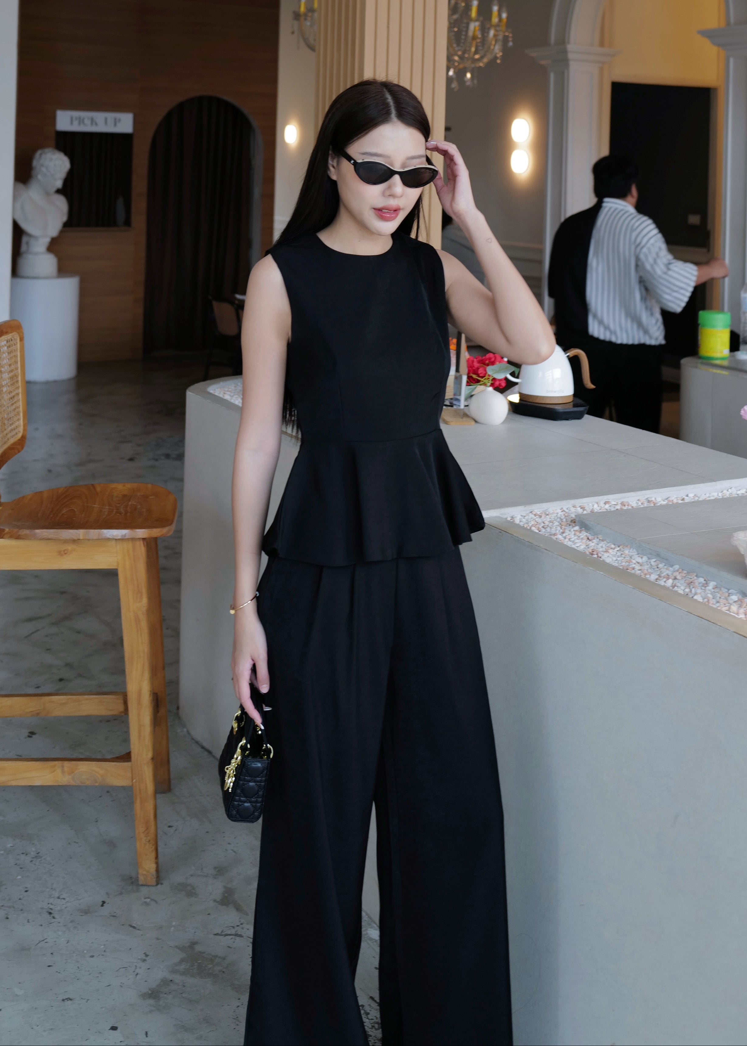 5195 Sleeveless Round Neck Set in Black