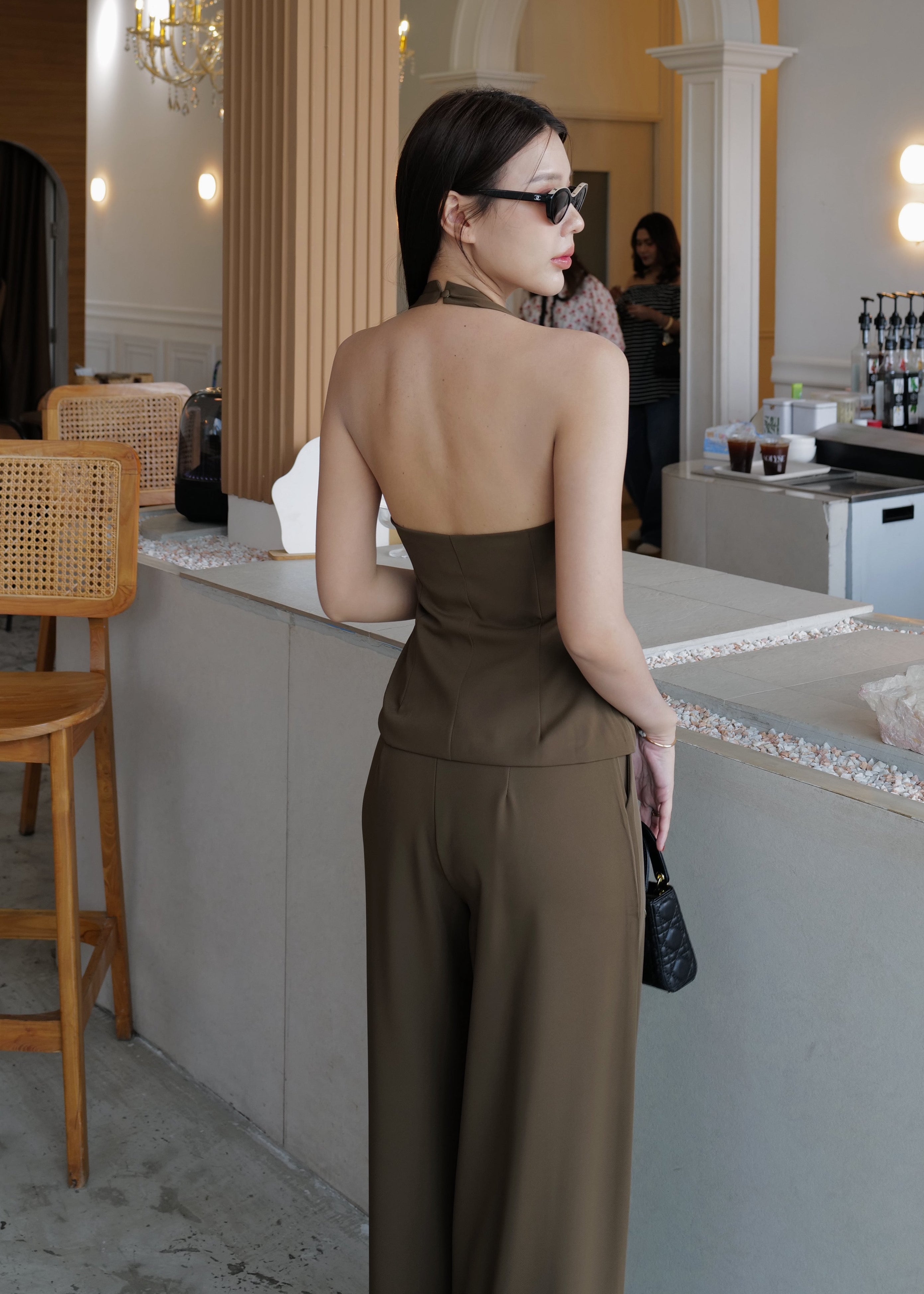9867 The Low Cut Set In Brown