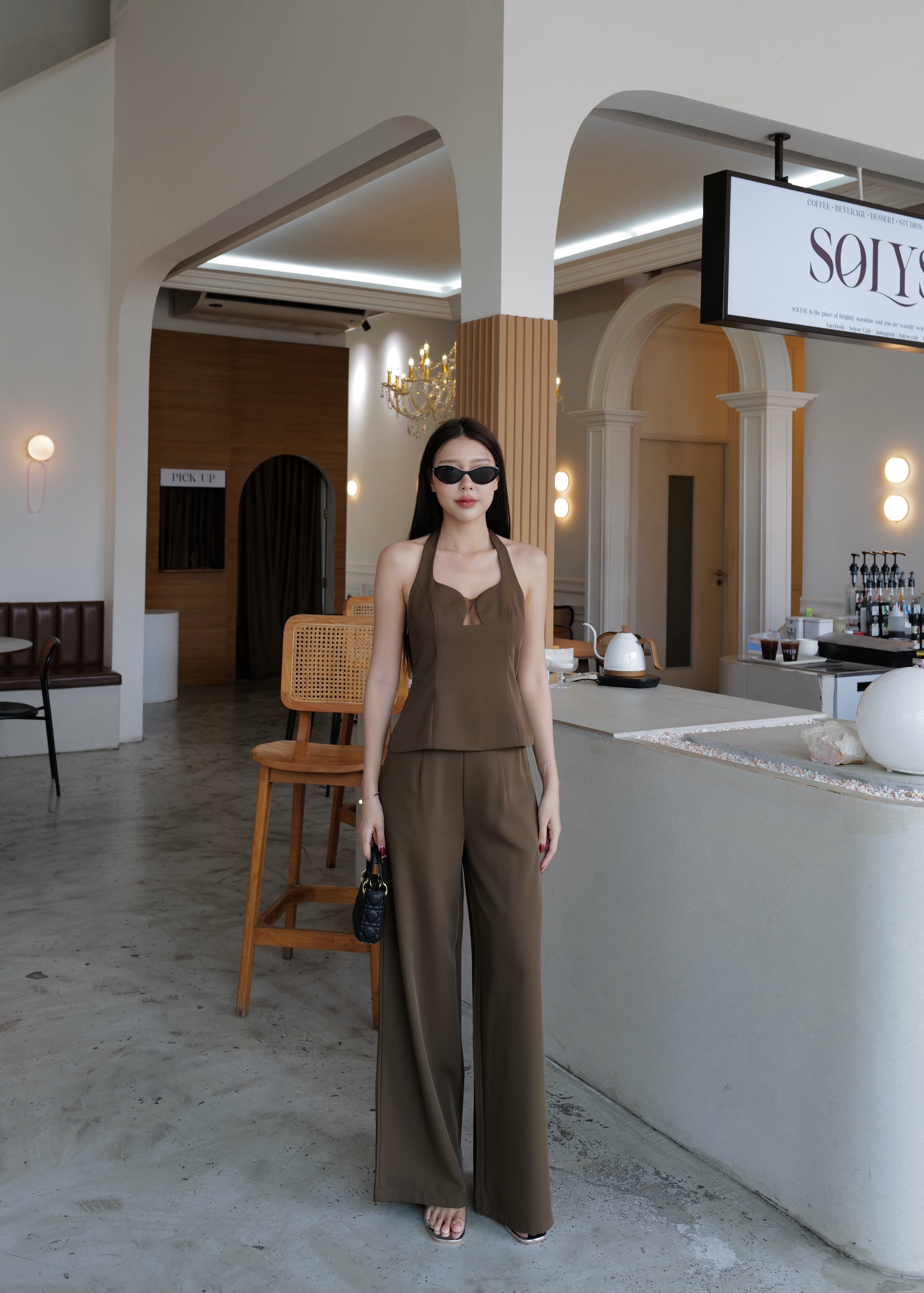 9867 The Low Cut Set In Brown